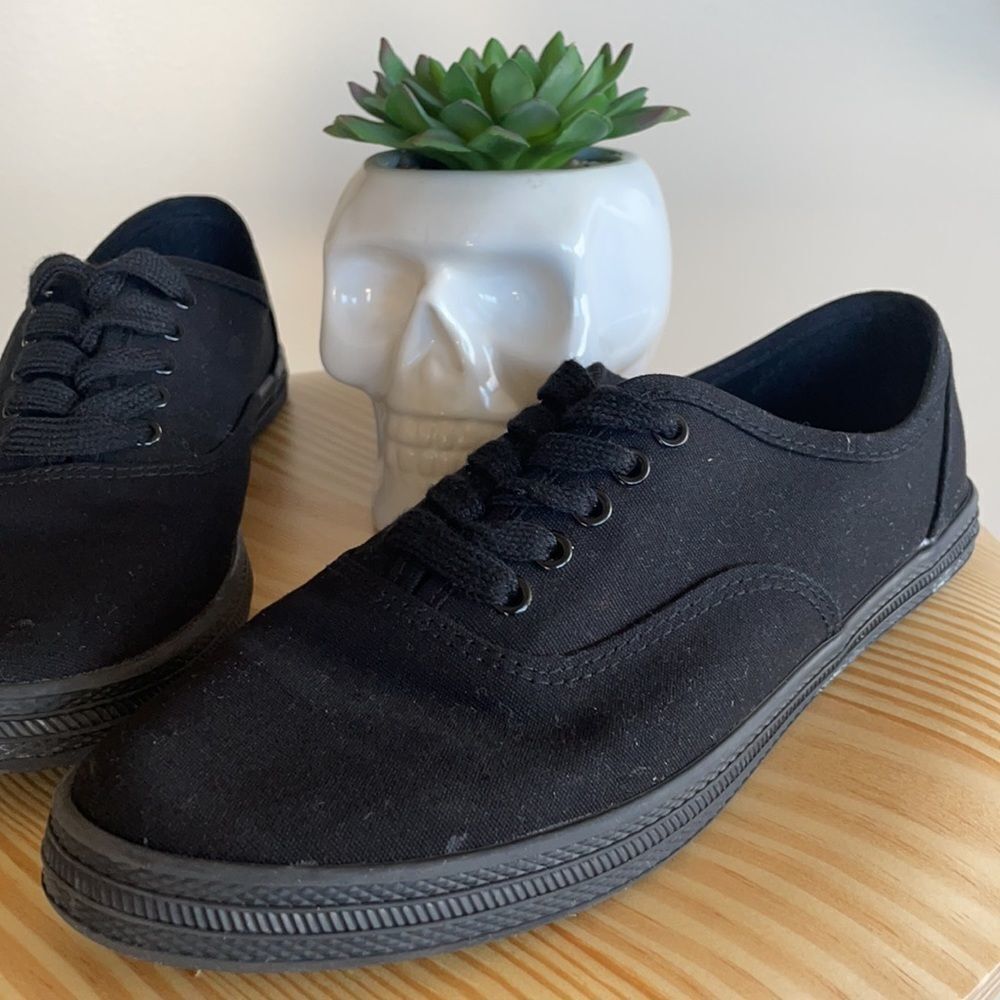 Universal Thread | Black Sneaker - Picture 4 of 9